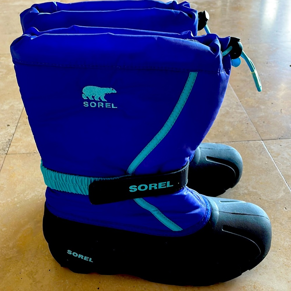 Sorel snow boots, worn once- like new. USA size 7, big girls/women